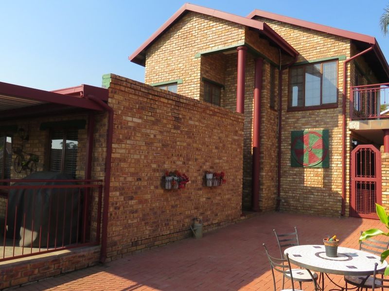 NEWLY LISTED BREATHTAKING 4 BEDROOM DUET IN WIERDA GLEN ESTATE - Photo 2