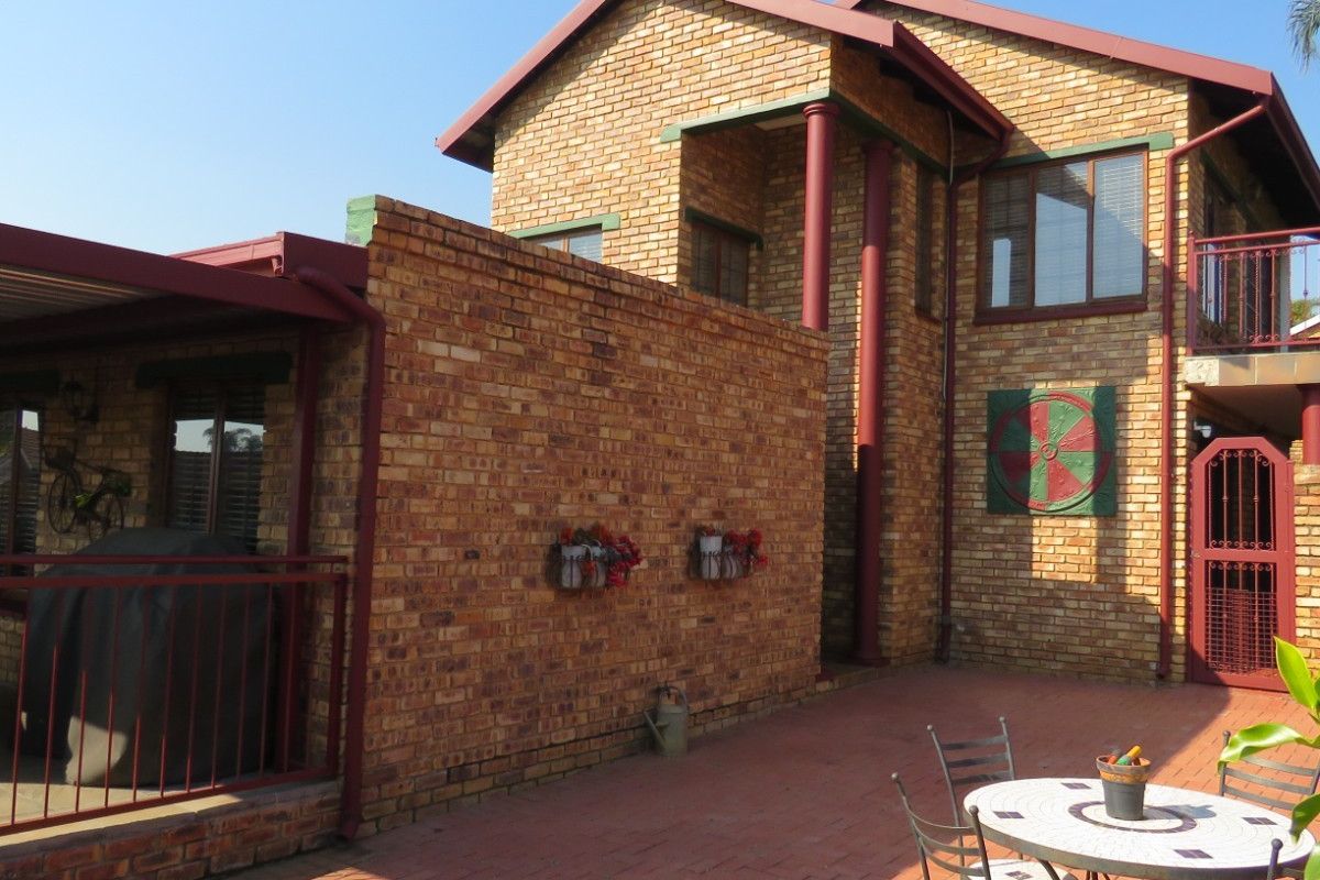 NEWLY LISTED BREATHTAKING 4 BEDROOM DUET IN WIERDA GLEN ESTATE - Photo 2