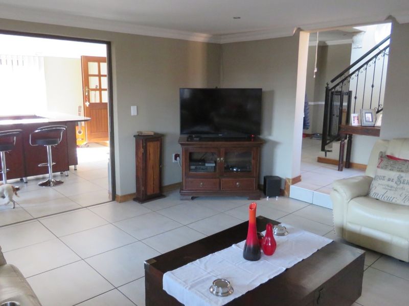 NEWLY LISTED BREATHTAKING 4 BEDROOM DUET IN WIERDA GLEN ESTATE - Photo 6