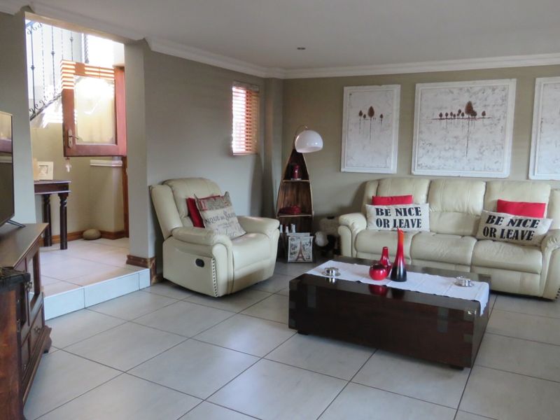 NEWLY LISTED BREATHTAKING 4 BEDROOM DUET IN WIERDA GLEN ESTATE - Photo 4