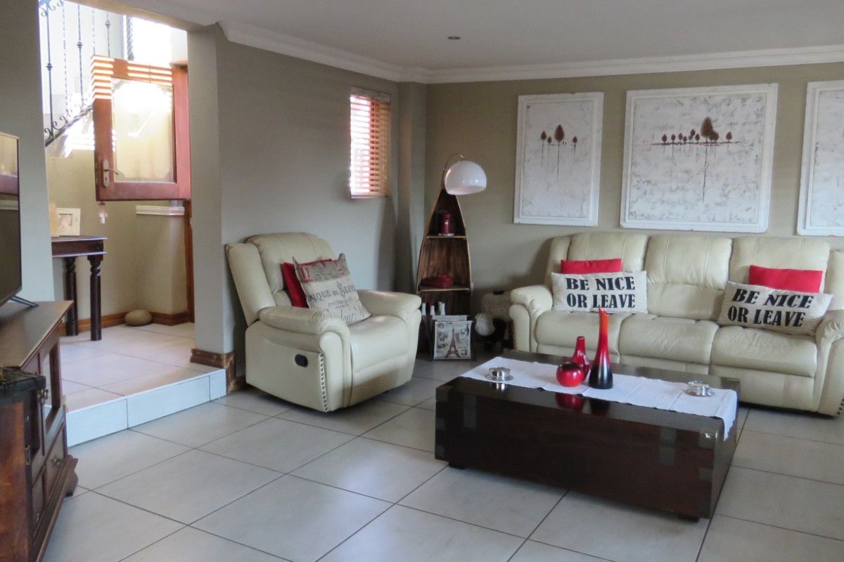 NEWLY LISTED BREATHTAKING 4 BEDROOM DUET IN WIERDA GLEN ESTATE - Photo 4