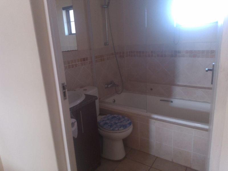 Port Edward. Studio Apartment within a Hotel - Photo 8