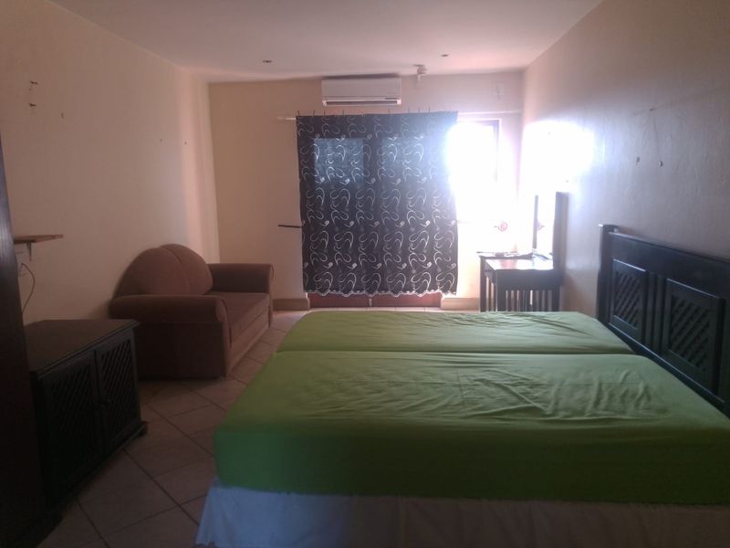 Port Edward. Studio Apartment within a Hotel - Photo 9