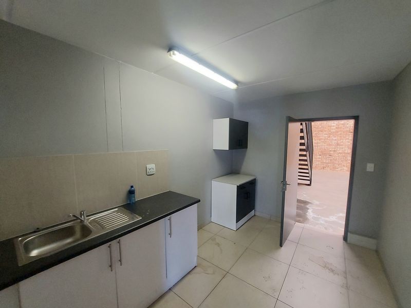 Warehouse To Rent in Roodepoort, Johannesburg - Photo 8