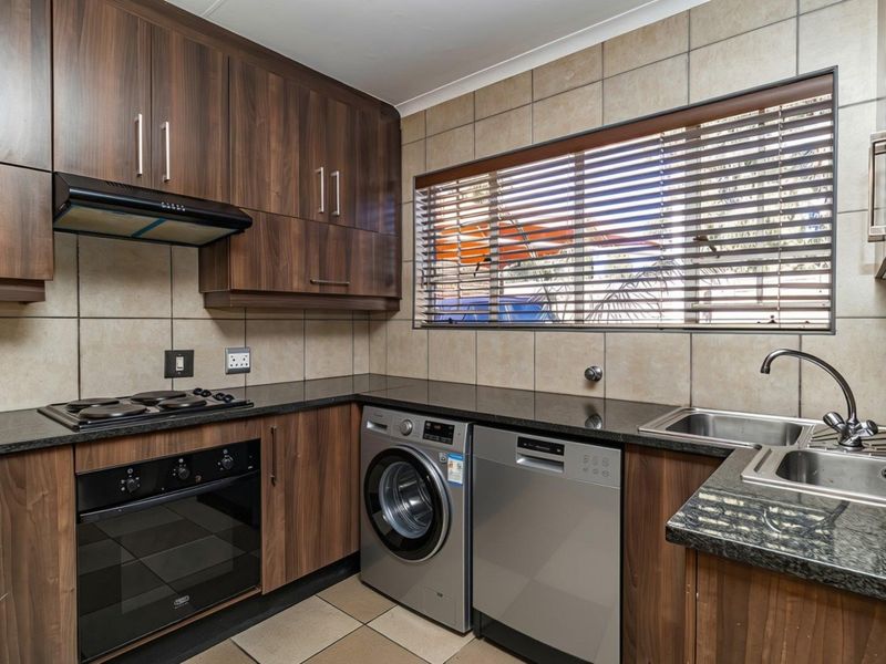 Townhouse For Sale in Allen Grove, Kempton Park - Photo 1