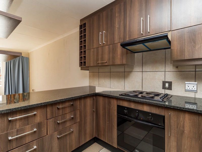 Townhouse For Sale in Allen Grove, Kempton Park - Photo 2