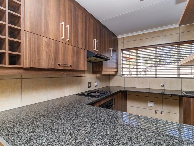 Townhouse For Sale in Allen Grove, Kempton Park - Photo 3