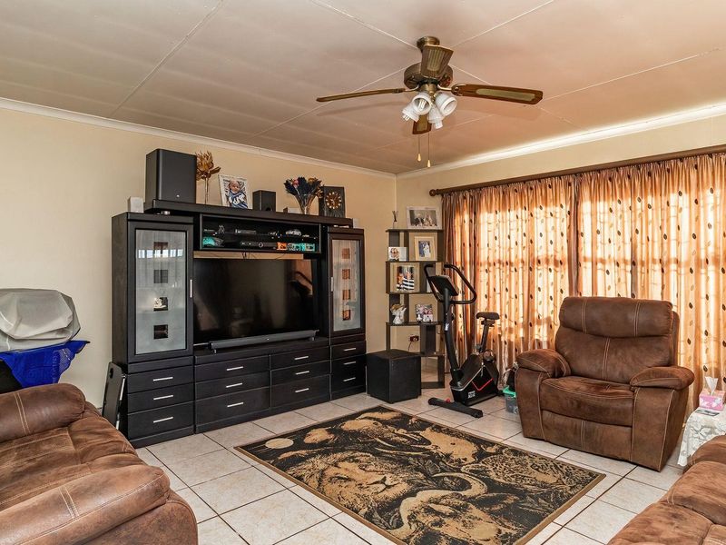 House For Sale in Bonaero Park, Kempton Park - Photo 2