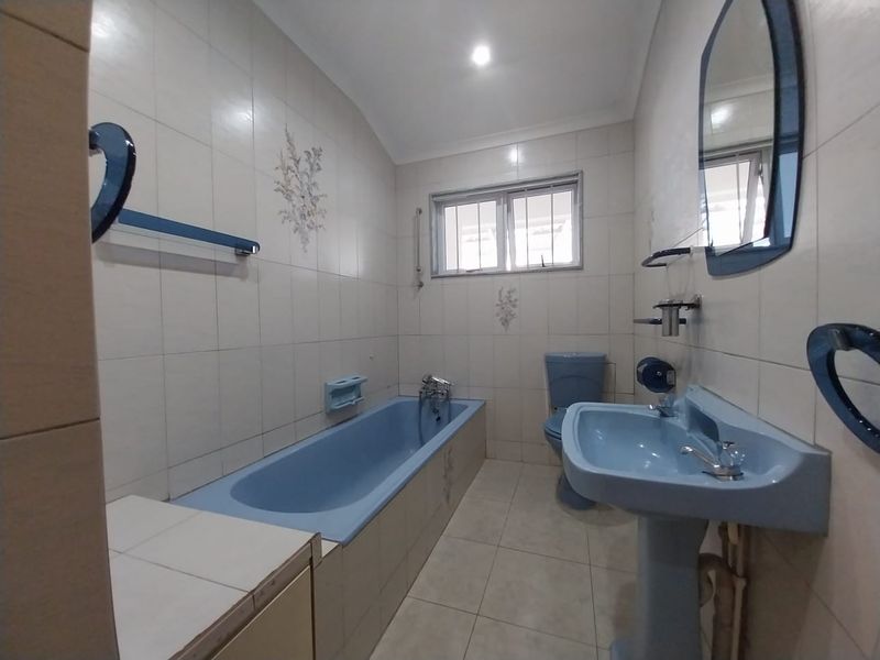 Spacious 3-Bedroom Ground Floor Apartment with Pool Access - Prime Glenwood Location - Photo 10