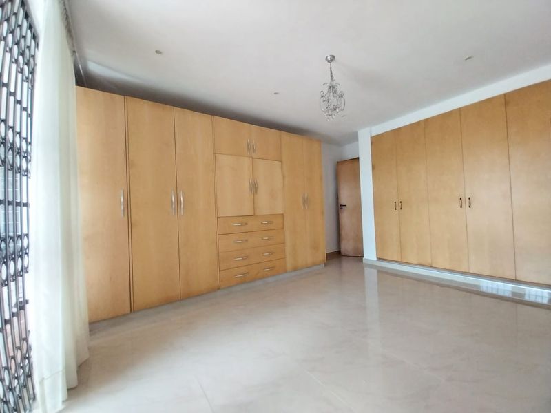 Spacious 3-Bedroom Ground Floor Apartment with Pool Access - Prime Glenwood Location - Photo 9