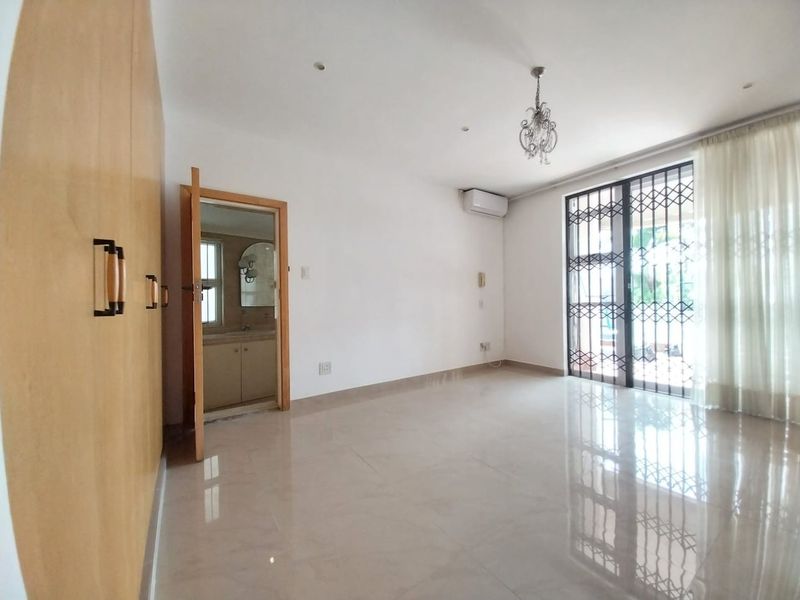 Spacious 3-Bedroom Ground Floor Apartment with Pool Access - Prime Glenwood Location - Photo 7
