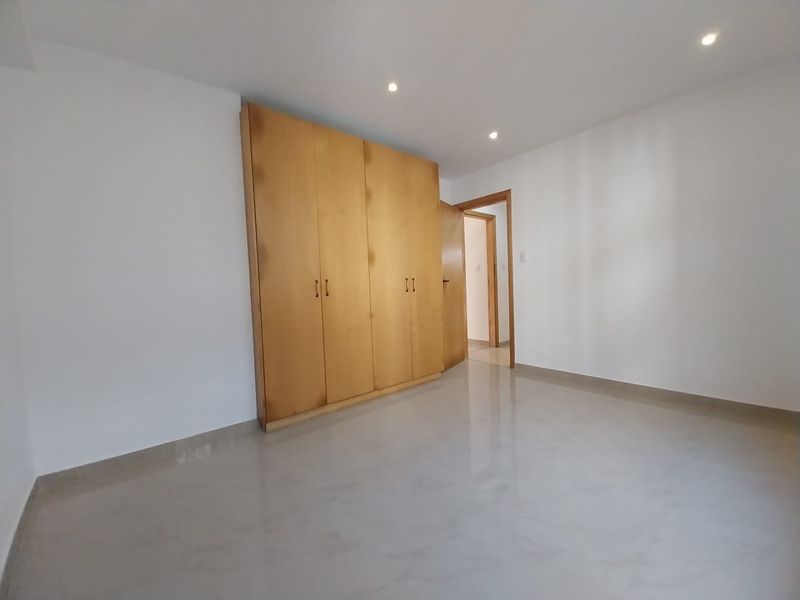 Spacious 3-Bedroom Ground Floor Apartment with Pool Access - Prime Glenwood Location - Photo 8