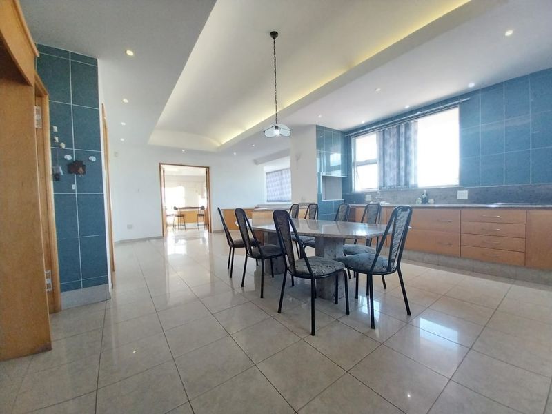 Spacious 3-Bedroom Ground Floor Apartment with Pool Access - Prime Glenwood Location - Photo 3