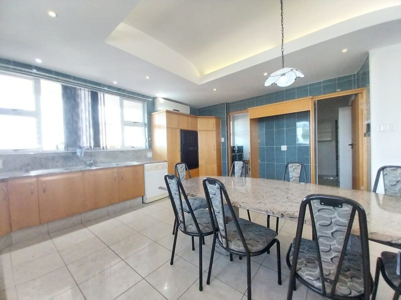 Spacious 3-Bedroom Ground Floor Apartment with Pool Access - Prime Glenwood Location - Photo 2