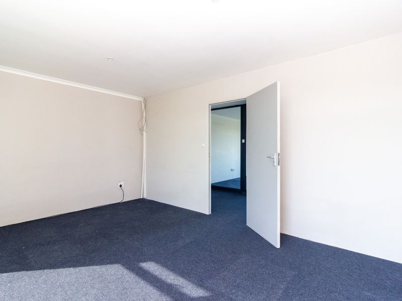Bright Upstairs Office Space to Let in Walmer | 106 sqm - Photo 8
