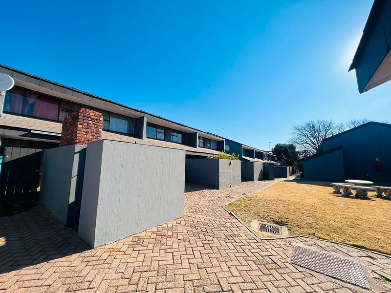 Townhouse For Sale in Sasolburg Central, Sasolburg - Photo 1