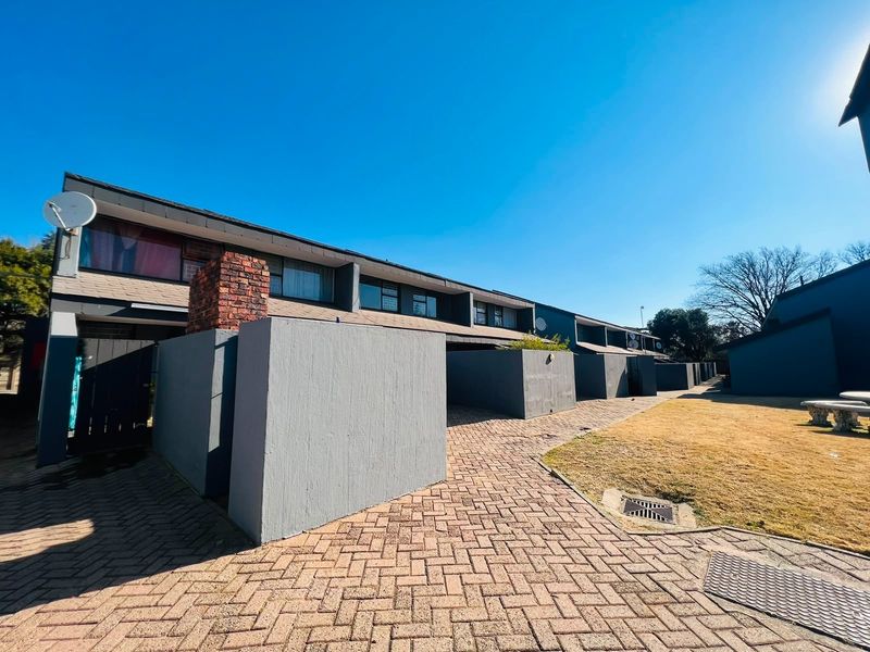 Townhouse For Sale in Sasolburg Central, Sasolburg - Photo 2