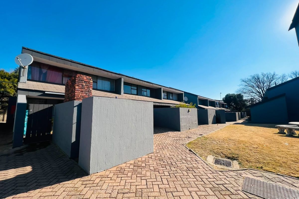 Townhouse For Sale in Sasolburg Central, Sasolburg - Photo 2
