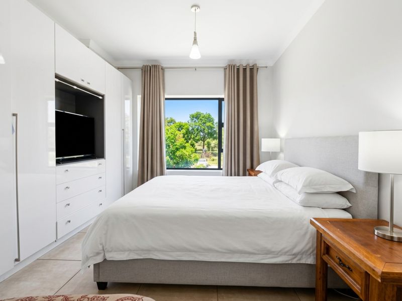 Luxury 3 Bedroom Apartment Sale in Paardevlei, Somerset West - Photo 9