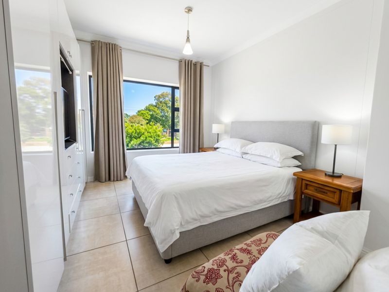 Luxury 3 Bedroom Apartment Sale in Paardevlei, Somerset West - Photo 10