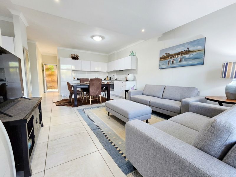Luxury 3 Bedroom Apartment Sale in Paardevlei, Somerset West - Photo 3
