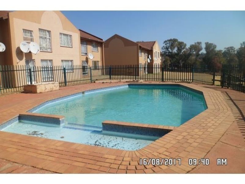Townhouse To Rent in Alan Manor, Johannesburg - Photo 1