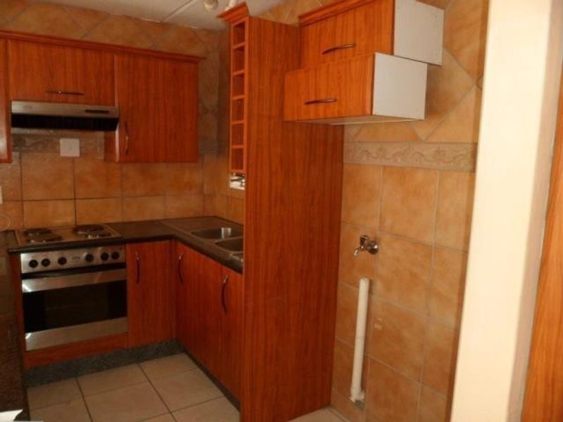 Townhouse To Rent in Alan Manor, Johannesburg - Photo 10