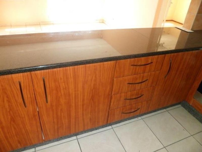 Townhouse To Rent in Alan Manor, Johannesburg - Photo 8