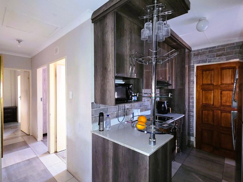 Move-In Ready! 3 Bedroom Home with Modern Finishes and En-Suite - Photo 9