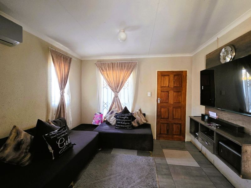 Move-In Ready! 3 Bedroom Home with Modern Finishes and En-Suite - Photo 8