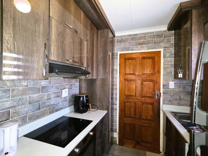 Move-In Ready! 3 Bedroom Home with Modern Finishes and En-Suite - Photo 1