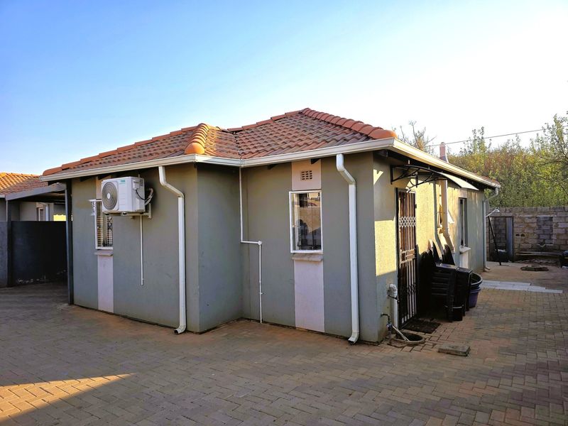 Move-In Ready! 3 Bedroom Home with Modern Finishes and En-Suite - Photo 4