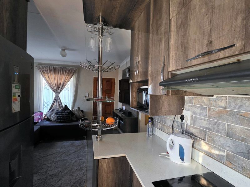 Move-In Ready! 3 Bedroom Home with Modern Finishes and En-Suite - Photo 7
