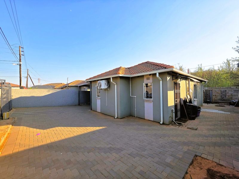 Move-In Ready! 3 Bedroom Home with Modern Finishes and En-Suite - Photo 5