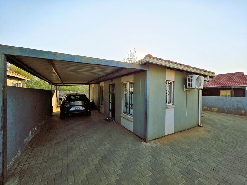 Move-In Ready! 3 Bedroom Home with Modern Finishes and En-Suite - Photo 3