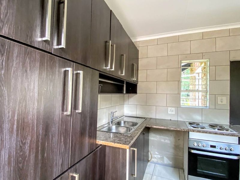House For Sale in Van Riebeeck Park, Kempton Park - Photo 7