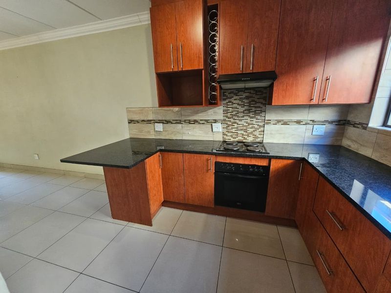 Spacious 3 Bedroom Ground Floor Townhouse To Rent in Terenure - Photo 8