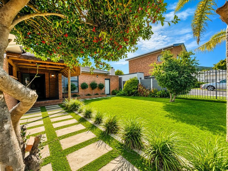 Modern 4 Bedroom Family Home with Pool and Entertainment Area!!! - Photo 2