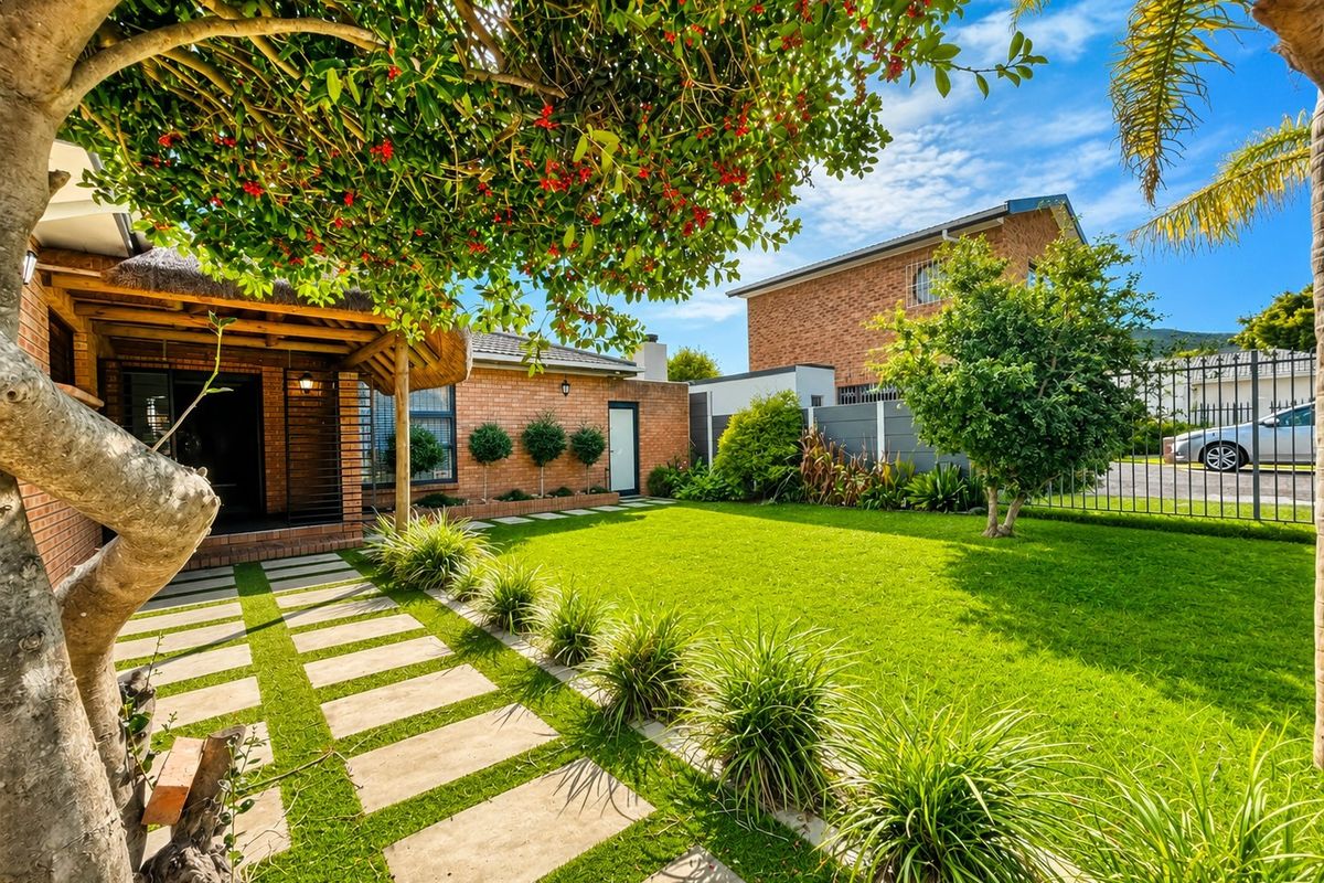 Modern 4 Bedroom Family Home with Pool and Entertainment Area!!! - Photo 2