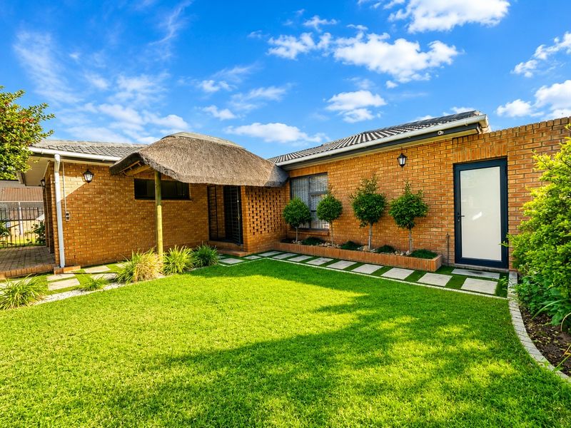 Modern 4 Bedroom Family Home with Pool and Entertainment Area!!! - Photo 3