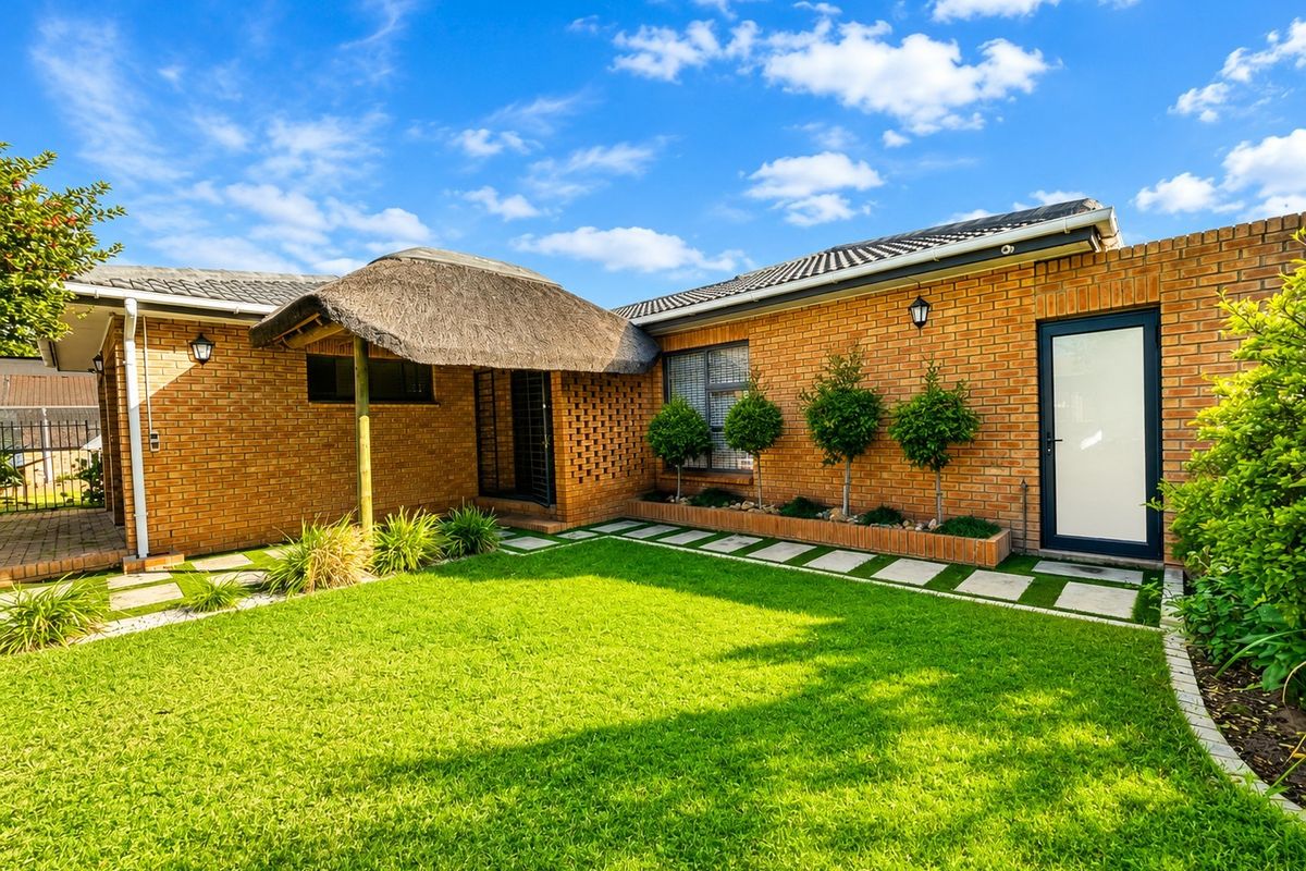 Modern 4 Bedroom Family Home with Pool and Entertainment Area!!! - Photo 3