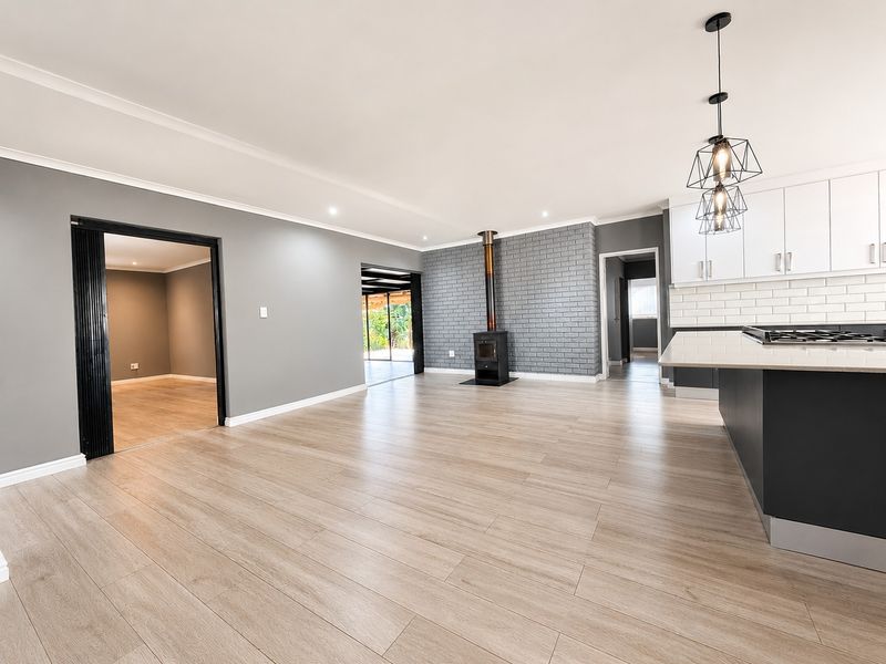Modern 4 Bedroom Family Home with Pool and Entertainment Area!!! - Photo 7