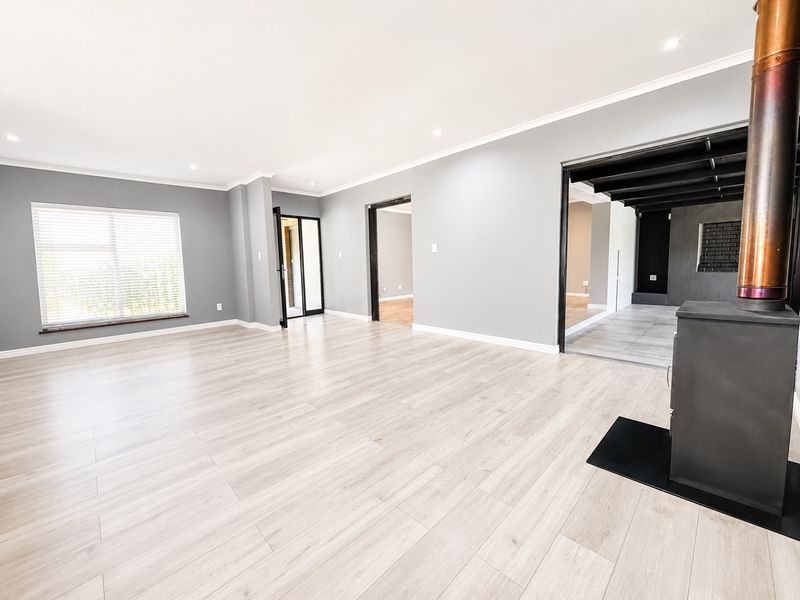 Modern 4 Bedroom Family Home with Pool and Entertainment Area!!! - Photo 6