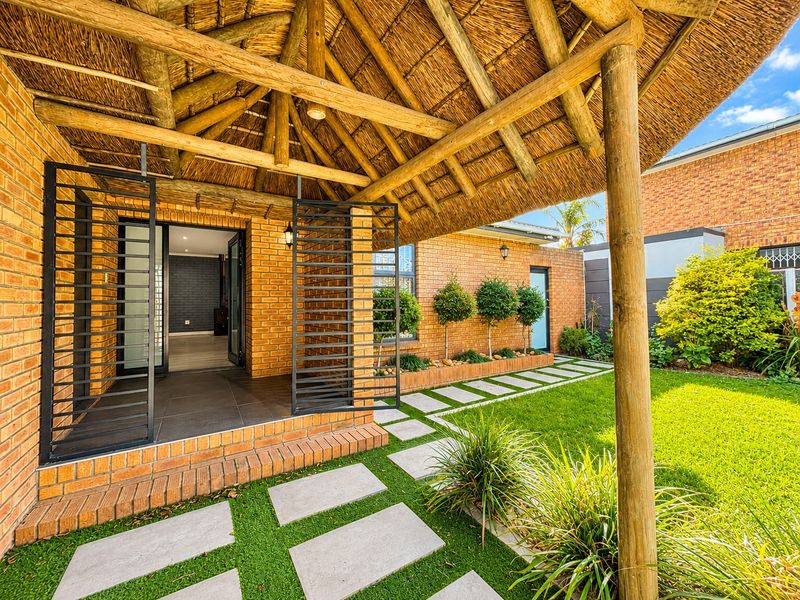 Modern 4 Bedroom Family Home with Pool and Entertainment Area!!! - Photo 4