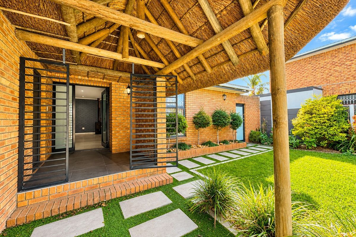 Modern 4 Bedroom Family Home with Pool and Entertainment Area!!! - Photo 4