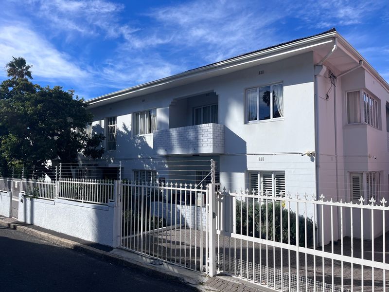 Beautifully Renovated Furnished 2 Bedroom Apartment in Vredehoek - Photo 4