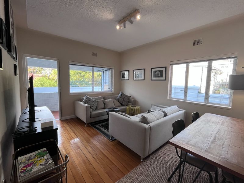 Beautifully Renovated Furnished 2 Bedroom Apartment in Vredehoek - Photo 3