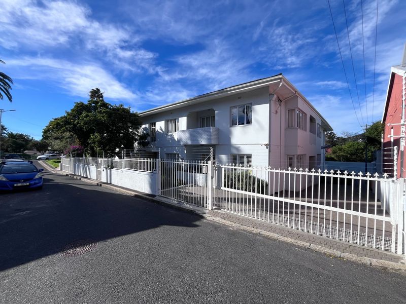 Beautifully Renovated Furnished 2 Bedroom Apartment in Vredehoek - Photo 2