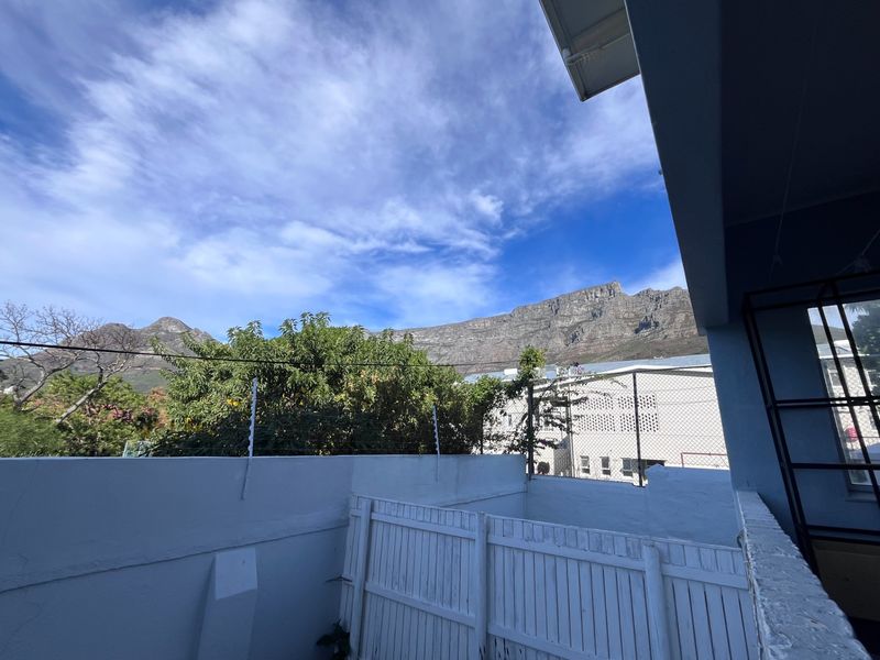 Beautifully Renovated Furnished 2 Bedroom Apartment in Vredehoek - Photo 5