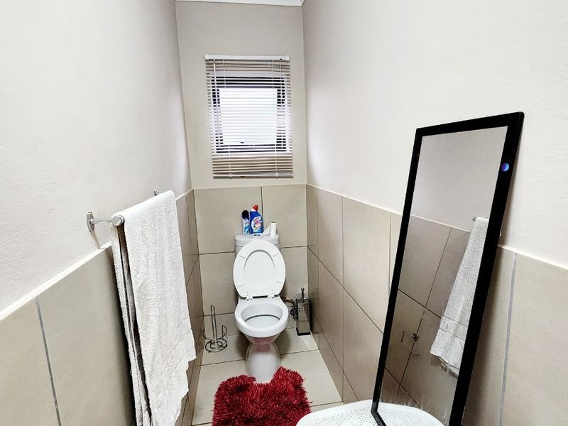 Modern double story house available for rental - Photo 10